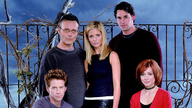 Eigentlich hatte Sarah Michelle Gellar (Mitte) ausgeschlossen, in einer möglichen weiteren Serie über die Vampirjägerin Buffy Summers mitzuspielen. Jetzt wird es ein Reboot geben, in dem sie auch zu sehen wird. Aber was hat sie seit ihrem größten Erfolg sonst noch so getrieben? Und was machen ihre Kollegen der Originalserie heute?