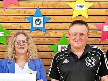 Unser Bild zeigt bei der &Uuml;bergabe des symbolischen Schecks (von links): Matthias Reith, Alexandra Oswald, Peter Holzinger und Lukas Meder