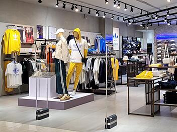 Adidas, Store, Laden, Gesch&auml;ft, Outlet, Filiale, Schuhkarton, Schuhe, Sneakers, Sportschuhe