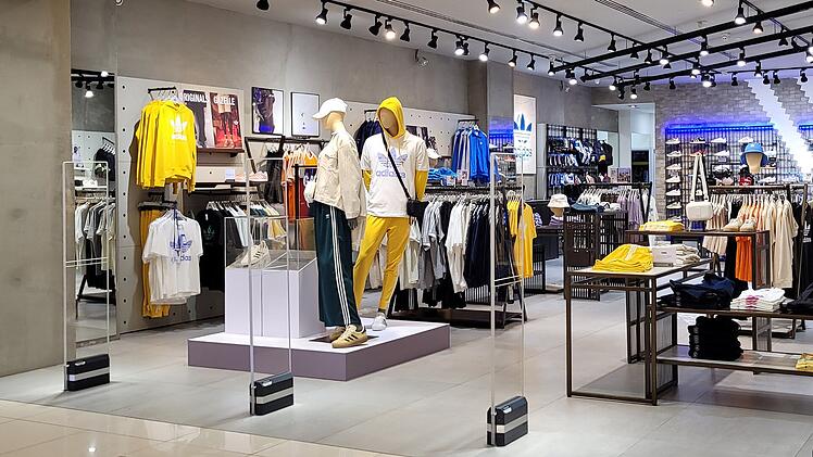 Adidas, Store, Laden, Gesch&auml;ft, Outlet, Filiale, Schuhkarton, Schuhe, Sneakers, Sportschuhe