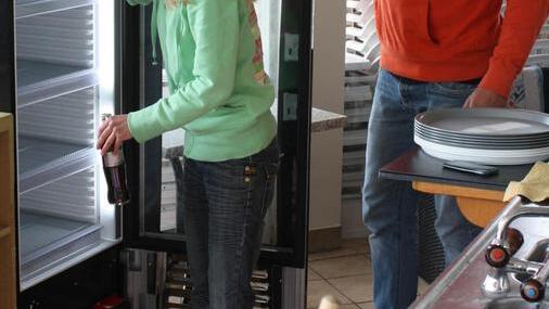 Anna Hirschmann und Andr&eacute; Holzheimer f&uuml;hren  den Schwimmbad-Kiosk.