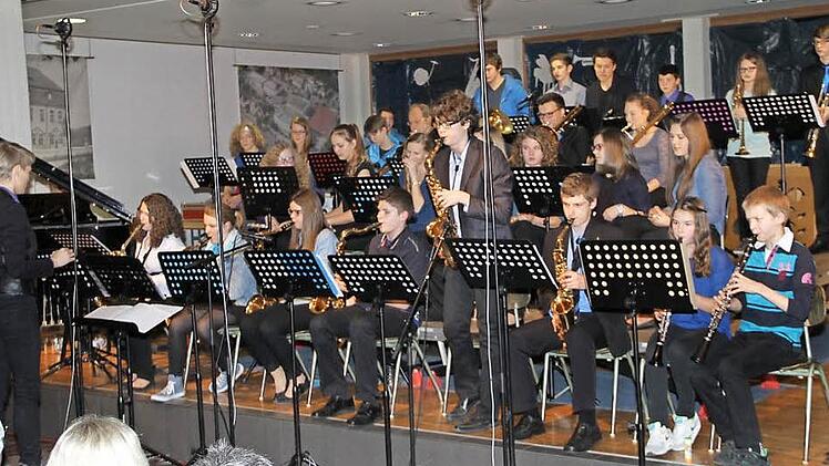 Die Bigband des Meranier-Gymnasiums begeisterte bei der "Blue Hour" mit Spielfreude, fetzigen Soli und beeindruckendem Sound.  Foto: Gerda Völk