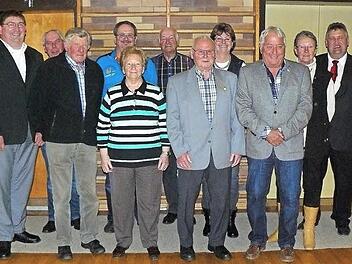 Zahlreichen Mitgliedern dankte der TSV Himmelkron bei seiner Hauptversammlung für 65, 60, 50, 40 und 25 Jahre Vereinstreue. Zweiter Bürgermeister Harald Peetz (links) gratulierte den Geehrten und würdigte deren großes Engagement im Turn- und Sportverein. Unser Bild zeigt die Geehrten im Kreise der Vereinsführung mit Bürgermeister Gerhard Schneider (rechts) an der Spitze. Foto: Klaus-Peter Wulf