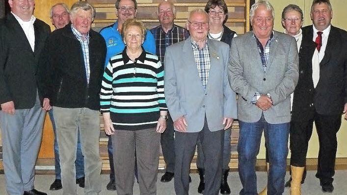 Zahlreichen Mitgliedern dankte der TSV Himmelkron bei seiner Hauptversammlung für 65, 60, 50, 40 und 25 Jahre Vereinstreue. Zweiter Bürgermeister Harald Peetz (links) gratulierte den Geehrten und würdigte deren großes Engagement im Turn- und Sportverein. Unser Bild zeigt die Geehrten im Kreise der Vereinsführung mit Bürgermeister Gerhard Schneider (rechts) an der Spitze. Foto: Klaus-Peter Wulf