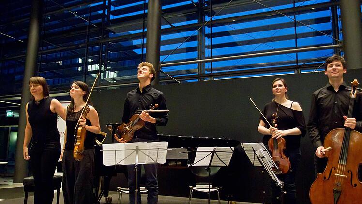 Die Pianistin und Komponistin Maria Baptist gastierte mit einem jungen Streichquartett beim Coburger Verein. Foto: Jochen Berger
