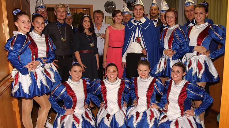 Das alte und das neue Prinzenpaar präsentierten sich mit dem Sechser-Rat und den Gardemädchen zum Auftakt der neuen Faschingssaison.