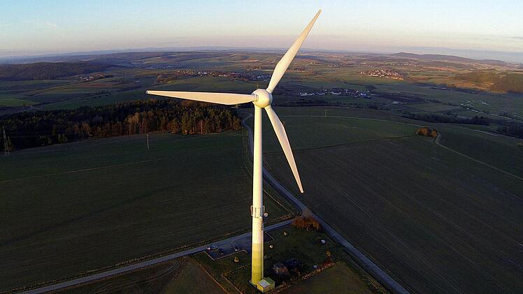 Die Ästethik eines Windrades im Sonnenschein auf dem Bretzenstein.