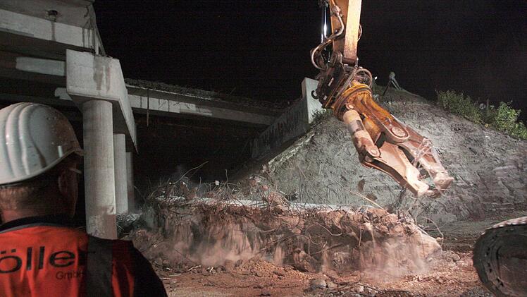 Ein Brückenpfeiler wird abtransportiert  Fotos: Josef Hofbauer