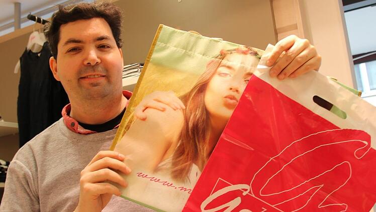 Heiko-Grom hat eine hochwertige Tasche in Strandtaschen-Design, für den üblichen Einkauf muss aber die Plastiktüte reichen. Foto: Ralf Ruppert