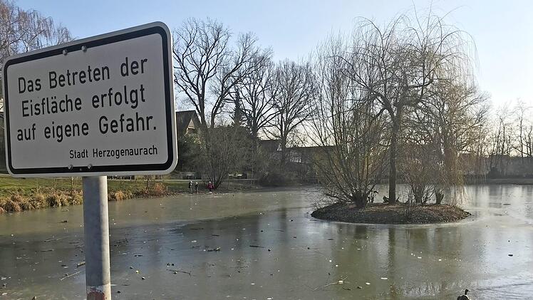 Am Wiwa-Weiher warnen Schilder vor dem Risiko auf dem Eis. Ab dem Wochenende soll der Weiher zugefroren sein.