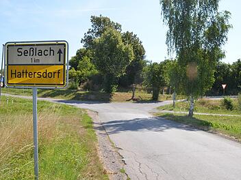 Mit dem Ausbau der Staatsstraße 2204 soll auch die steile und enge Zufahrt nach Hattersdorf angemessen ausgebaut werden.
