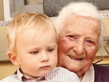 Maria Margaretha Schneider wurde 100, und zum Geburtstag gratulierte auch der Ururenkel Luka.  Foto: Günther Geiling