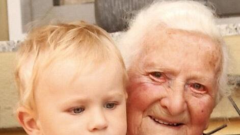Maria Margaretha Schneider wurde 100, und zum Geburtstag gratulierte auch der Ururenkel Luka.  Foto: Günther Geiling