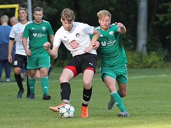 Kreisliga-Spitzenreiter TSV Meeder hat zwar keinen ausgesprochenen "Knipser" in seinen Reihen, dafür aber gleich sieben Spieler, die bereits doppelt oder noch öfters "ins Schwarze" trafen - Christian Dreßel (weißes Trikot/hier im Spiel bei der TSG Niederfüllbach) gehört auch zu den "glorreichen Sieben".  Foto: Lisa Hümmer