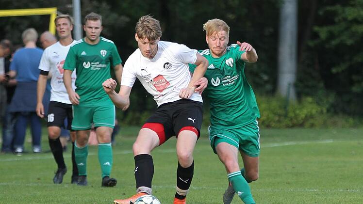 Kreisliga-Spitzenreiter TSV Meeder hat zwar keinen ausgesprochenen "Knipser" in seinen Reihen, dafür aber gleich sieben Spieler, die bereits doppelt oder noch öfters "ins Schwarze" trafen - Christian Dreßel (weißes Trikot/hier im Spiel bei der TSG Niederfüllbach) gehört auch zu den "glorreichen Sieben".  Foto: Lisa Hümmer