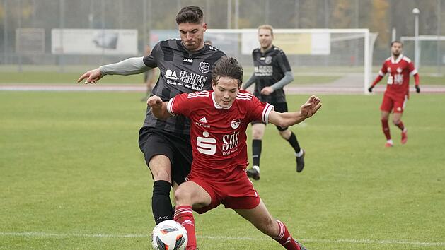 Elias Müller (rotes Trikot) und seine Coburger straucheln nicht erst seit Samstag in der Landesliga Nordwest.