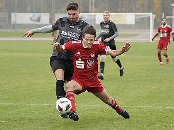 Elias Müller (rotes Trikot) und seine Coburger straucheln nicht erst seit Samstag in der Landesliga Nordwest.
