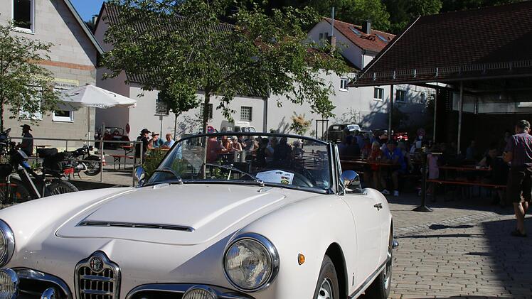 Dieser weiße Alfa Romeo gehörte zu den besonders schicken Oldtimern, die in Sulzthal zu bewundern waren.