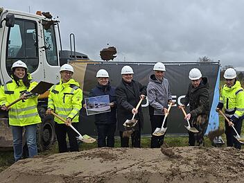Volkach: "Stürmischer" Spatenstich für Millioneninvestition im Gewerbegebiet Volkach: "Stürmischer" Spatenstich für Millioneninvestition im Gewerbegebiet