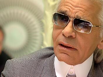 Karl Lagerfeld, mal nicht im schwarzen Outfit, aber mit der gerunzelten Stirn der Skepsis und der Ironie.