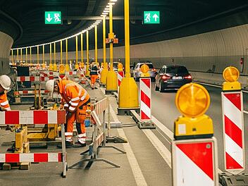 Bauarbeiten in einem Autobahntunnel führen zu Verkehrseinschränkungen im Innern des Tunnels