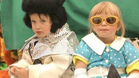 Ganz cool: Elvis Presley und seine schicke Begleiterin aus den 1950er-Jahren Foto: Stefanie Karl