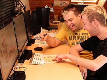 In ihrem Studio gehen Markus (l.) und Andy Weiß die Liste der Teilnehmer auf der "Talentbühne" durch. Foto: Johanna Blum