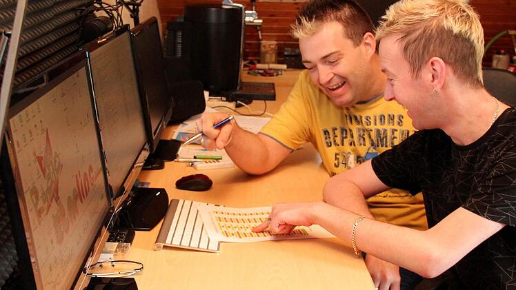In ihrem Studio gehen Markus (l.) und Andy Weiß die Liste der Teilnehmer auf der "Talentbühne" durch. Foto: Johanna Blum