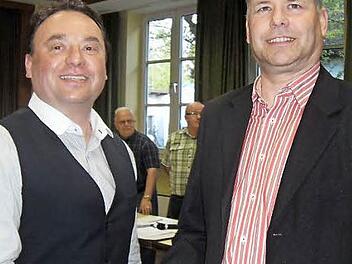 Bürgermeister Michael Pöhnlein (FW, links) heißt den neuen Marktgemeinderat Ralf Ellinger (FW) im Gremium willkommen. Foto: Deuerling