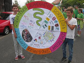 Moritz Morber (links) und Jonas Wolf präsentieren eine Scheibe, die das Zusammenleben in der Dorfgemeinschaft darstellt.  Foto: Beatrix Lieb