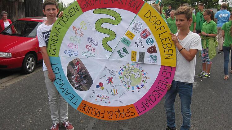 Moritz Morber (links) und Jonas Wolf präsentieren eine Scheibe, die das Zusammenleben in der Dorfgemeinschaft darstellt.  Foto: Beatrix Lieb