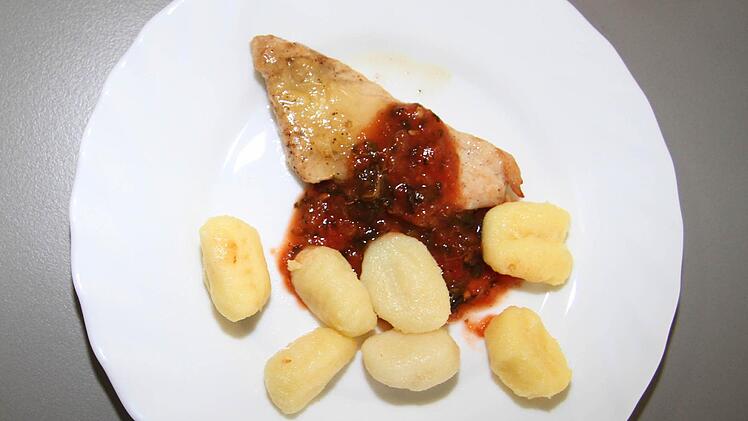 Gnocci, Tomatensauce und Putenschnitzel - der Teller sieht aus wie ein Sternemenü, doch auch so kann Schulverpflegung sein.
