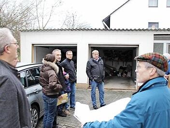 Diese Doppelgarage in der Beethovenstraße soll abgerissen und durch einen Neubau mit Satteldach ersetzt werden. Weil die Nachbarn im Haus dahinter dann aus ihren Fenstern aber nicht mehr viel sehen würden, soll die Planung noch einmal überarbeitet werden. Die Mitglieder des Bauausschusses machten sich vor Ort ein Bild.  Foto: Andreas Dorsch