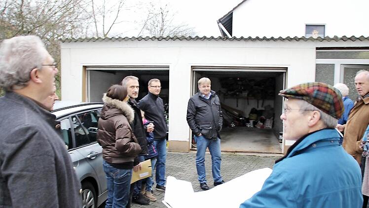Diese Doppelgarage in der Beethovenstraße soll abgerissen und durch einen Neubau mit Satteldach ersetzt werden. Weil die Nachbarn im Haus dahinter dann aus ihren Fenstern aber nicht mehr viel sehen würden, soll die Planung noch einmal überarbeitet werden. Die Mitglieder des Bauausschusses machten sich vor Ort ein Bild.  Foto: Andreas Dorsch