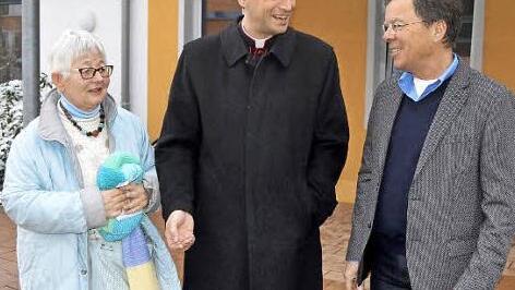 Weihbischof Herwig G&ouml;ssl (Mitte) im Gespr&auml;ch mit Spenderin Ursula Hoffmann und K&uuml;nstler Mario Scho&szlig;er Foto: Johannes Salomon