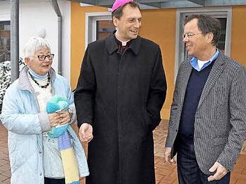 Weihbischof Herwig Gössl (Mitte) im Gespräch mit Spenderin Ursula Hoffmann und Künstler Mario Schoßer Foto: Johannes Salomon