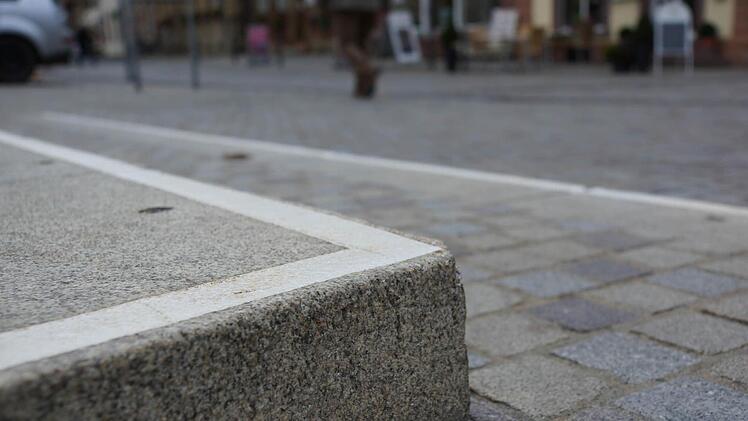 Die Stufen am Marktbrunnen tragen jetzt Markierungen.Foto: Arkadius Guzy
