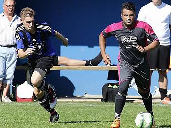 Der Bischberger Ralf Kohler (l.) verfolgt Markus Merckel. Fotos: sportpress