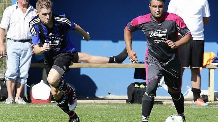 Der Bischberger Ralf Kohler (l.) verfolgt Markus Merckel. Fotos: sportpress