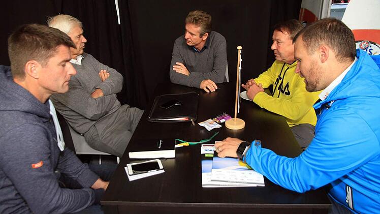 Hoher Tennis-Besuch im "House of Sports" (v. li.): Davis-Cup-Teamchef Michael Kohlmann, DTB-Sportdirektor Klaus Eberhard und DTB-Vizepräsident Dirk Hordorff im Gespräch mit den Eckentaler Turnierleitern Markus Giegold und Marcus Slany.
