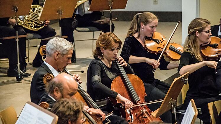 Eine faszinierende Interpretation der "Achten" von Anton Bruckner gelang den Philharmonischen Orchester des Landestheaters unter Leitung von Roland zum Abschluss der Konzertsaison. Das begeisterte Publikum dankte mit stehenden Ovationen.Foto: Jochen Berger