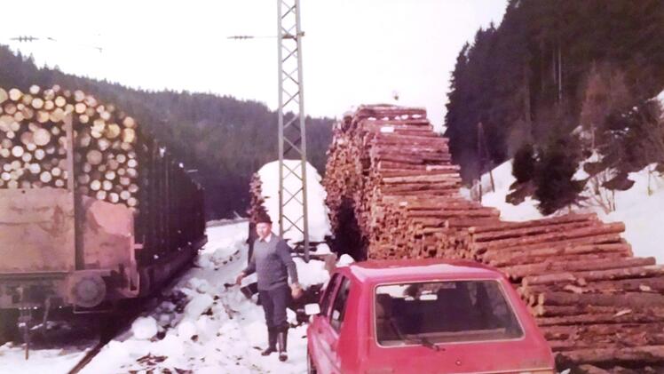 Edmund Wicklein steht am Bahnhof Förtschendorf zwischen seinem VW und einem geladenen Holzwaggon. Foto: Archiv Tobias Wicklein
