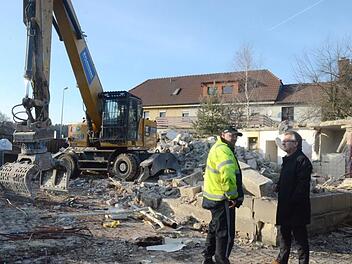 In vollem Gange ist der Abriss eines Gebäudes an der B-85-Ampel in Haßlach bei Kronach, wo es immer wieder zu langen Rückstaus kommt. Im Bild  Bürgermeister Rainer Detsch (rechts) im Gespräch mit einen Mitarbeiter des AbbruchunternehmensK.-H. Hofmann