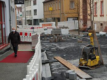 Die Pflasterarbeiten in der Hammelburger Bahnhofstraße verzögern sich weiter.  Foto: Wolfgang Dünnebier