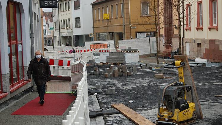 Die Pflasterarbeiten in der Hammelburger Bahnhofstraße verzögern sich weiter.  Foto: Wolfgang Dünnebier