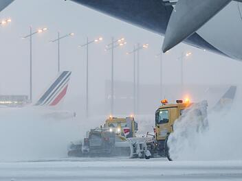 Flughafen N&uuml;rnberg k&auml;mpft gegen Winterwetter