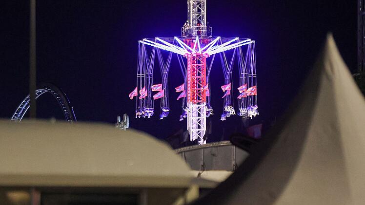 Menschen hingen im Kettenkarussell auf Hamburger Dom fest