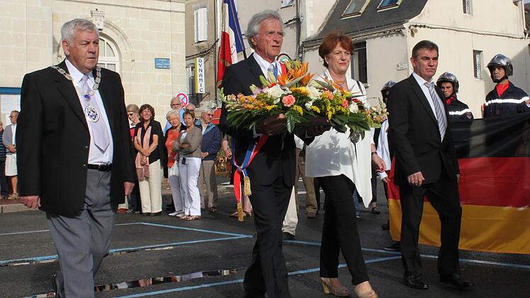 Bürgermeister Jean-Michel Tobie (Mitte) bei der Kranz-Niederlegung mit Brigitte Meyerdierks und Peter Hardy.