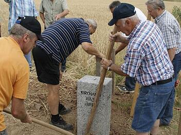 Mit vereinten Kräften setzten die Feldgeschworenen (Siebener) aus Kirchaich und Priesendorf den überdimensionalen Grenzstein. Er steht auf der Gemarkungsgrenze zwischen Kirchaich und Priesendorf, zwischen den Landkreisen Haßberge und Bamberg sowie den Regierungsbezirken Unter- und Oberfranken. Fotos: sw