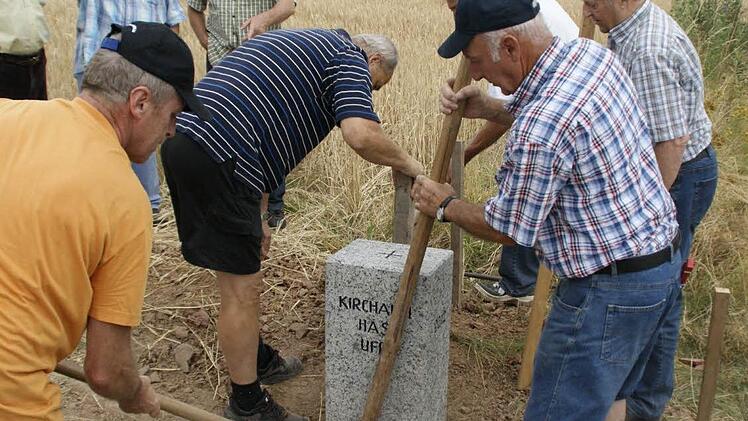 Mit vereinten Kräften setzten die Feldgeschworenen (Siebener) aus Kirchaich und Priesendorf den überdimensionalen Grenzstein. Er steht auf der Gemarkungsgrenze zwischen Kirchaich und Priesendorf, zwischen den Landkreisen Haßberge und Bamberg sowie den Regierungsbezirken Unter- und Oberfranken. Fotos: sw